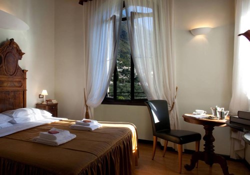 Emozione in the Manor no. 10 - Side Lake View